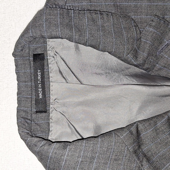 👨 Hugo Boss suit jacket/blazer/sports coat. Gray w/ blue pinstripes. Wool/silk. - Picture 4 of 15